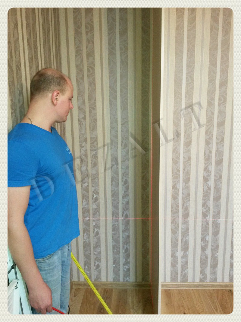 Устанавливаем стойку и полки по уровню